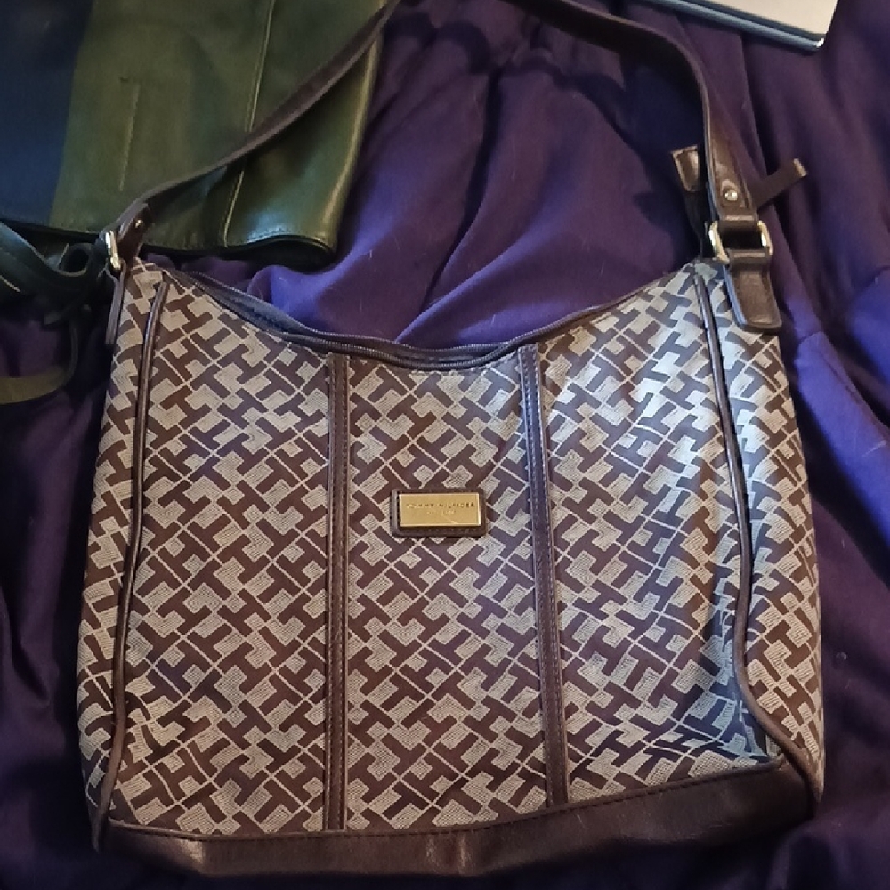 Tommy Hilfiger Brown Shoulder Bag with Elegant Design